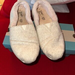 Tom’s classic Alpargata Natural Two Tone Felt/ Faux Fur EUC. Women’s size 11.